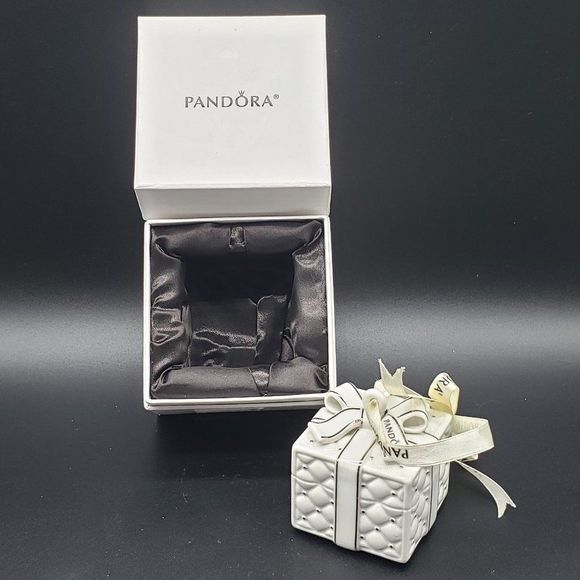 Pandora 2016 Porcelain White Silver Quilted Christmas Present Ornament - Picture 15 of 15